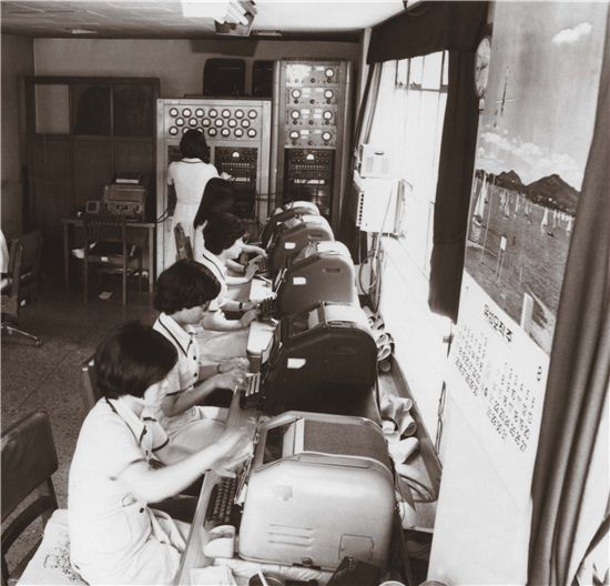1960년대 은행 직원의 전산교육 장면