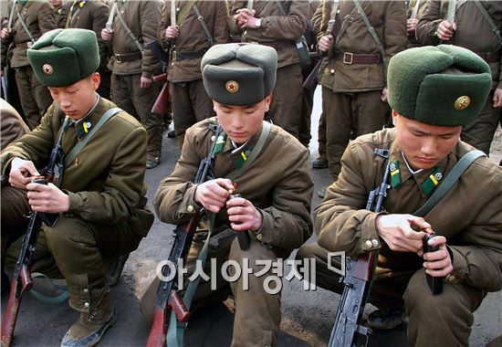 국방백서는 북한이 전 전선에 걸쳐 비무장지대(DMZ)에 전시에 상당한 병력을 대피할 수 있는 침투대기시설을 다수 구축했다고 설명했다. 전쟁물자는 1∼3개월 분량을 비축했다고 밝혀 2년 전 '2∼3개월 분량 비축'이라는 표현과 달랐다.