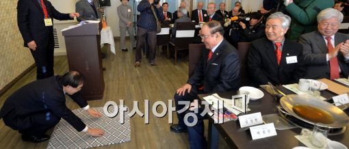 [포토]큰절 올리는 박원순 시장