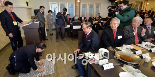 [포토]어르신들에게 큰절 올리는 박원순 시장