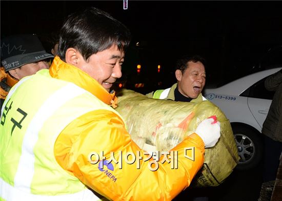 [포토]최영호 광주시 남구청장, 깨끗한 남구만들기 ‘구슬땀’ 