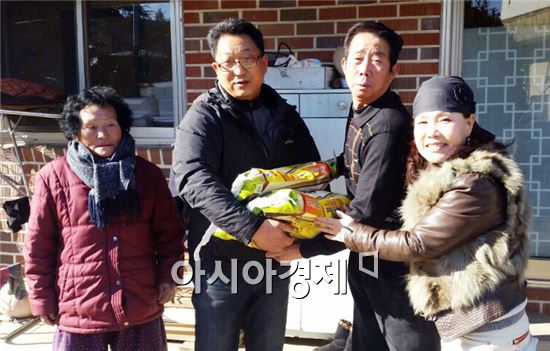 순천 국제승마장 (회장 박미근)은 새해를 맞아 소년소녀가장 돕기를 위한 해맞이 공연을 실시하고 후원물품을 시에 기부했다.
