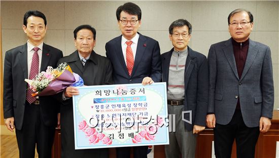 장흥군은 지난 5일 장흥군청 회의실에서 대덕읍 출신 향우사업가 김점배씨로부터 3000만원의 성금 기탁식을 가졌다.