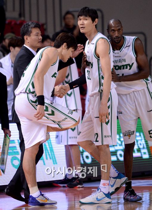 [포토]김영만 감독, '(김)주성아, 대기록 달성 축하해'