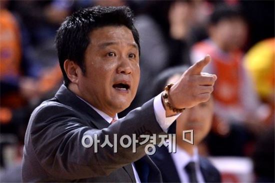'승장' 유도훈  "5할 복귀 다행, 5·6라운드서 승부"