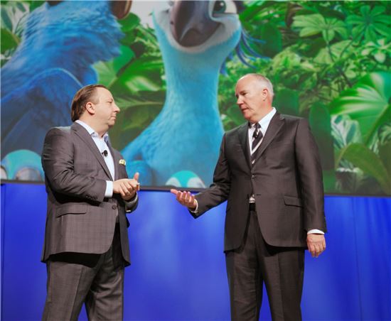 CES 2015 삼성전자 프레스 컨퍼런스에서 삼성전자 미국법인 조 스틴지아노 상무(왼쪽)와 20세기폭스 홈엔터테인먼트 부문의 마이크던 사장이 'UHD 얼라이언스'를 소개하고 있다.