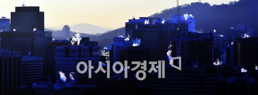 [포토]한파 속 수증기 피어 오르는 서울 도심 건물