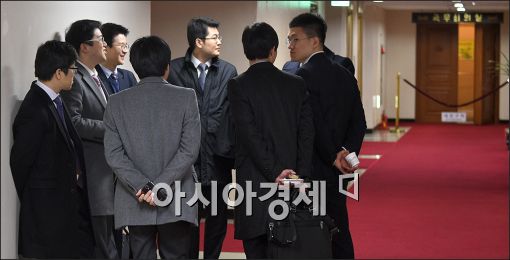 [포토]경제해법, 정보 교환중