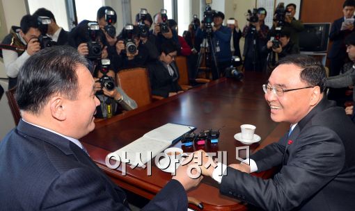 [포토]국회 찾은 정홍원 총리, '잘부탁합니다'