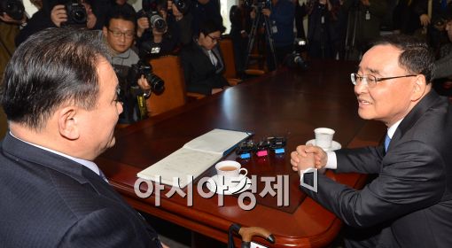 [포토]대화 나누는 정홍원-이상민