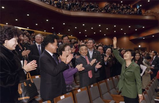 박근혜 대통령이 6일 오후 서울 서초구 예술의 전당에서 열린 2015년 신년음악회에 참석, 손을 흔들며 인사하고있다.(사진제공 : 청와대)