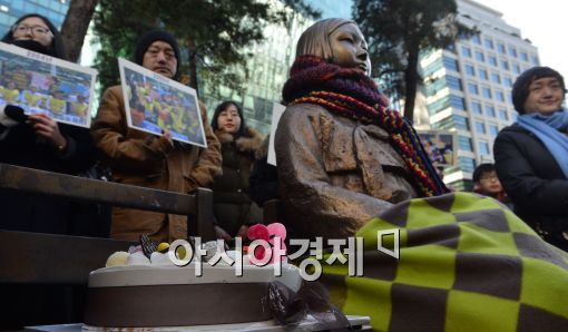 [포토]소녀상 옆에 놓인 케익