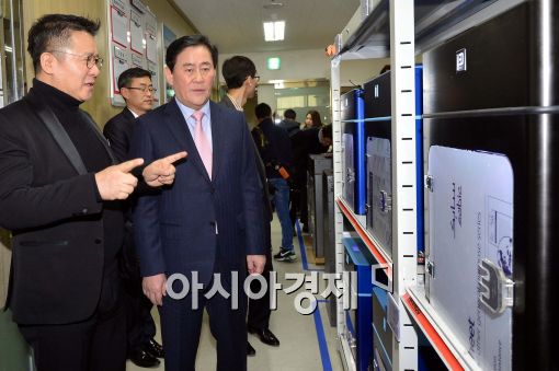 [포토]최경환 경제부총리, 신성장 산업현장 방문