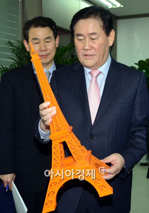 [포토]신성장 산업현장 방문한 최경환, '신기하네'