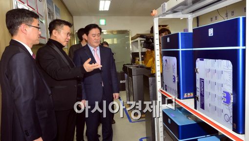 [포토]3D 프린터 공장 둘러보는 최경환 경제부총리