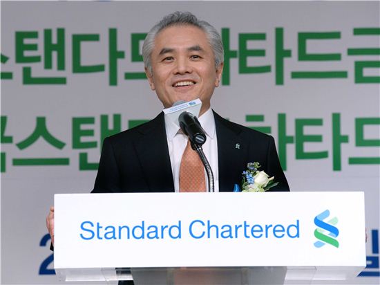박종복 한국SC은행장이 8일 종로구 공평동 본점에서 취임식을 갖고 향후 경영방침에 대해 설명하고 있다. 