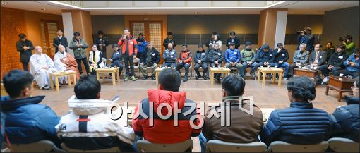 [포토]조계사 찾은 세월호 수색 민간잠수사들