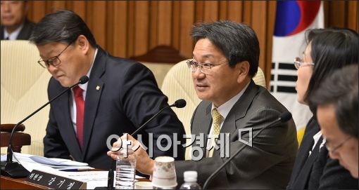 [포토]발언하는 강기정 공무원연금개혁 공동위원장