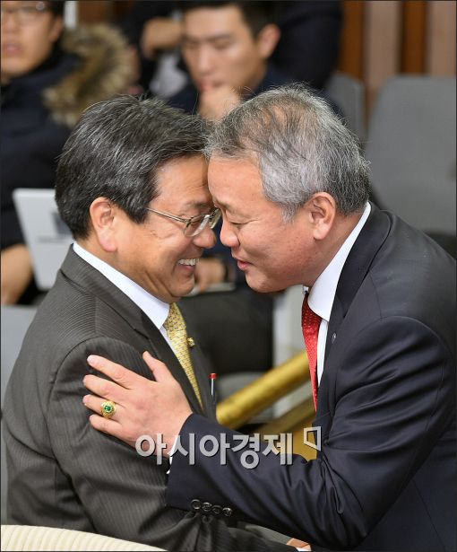 [포토]악수 나누는 강기정·안양옥