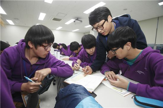 지난 '2014년 삼성 드림클래스 겨울캠프'가 열린 성균관대 수원캠퍼스에서 중학생들이 대학생 강사로부터 학습지도를 받고 있다.