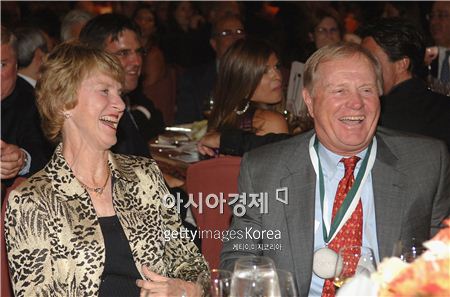 바비 존스상을 수상하는 잭 니클라우스 아내 바버라(왼쪽). 사진=Getty images/멀티비츠 