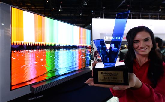 미국 라스베이거스에서 열린 'CES 2015'에서 LG전자 모델이 해외 각종 상을 수상한 LG 울트라올레드 TV앞에서 포즈를 취하고 있다.