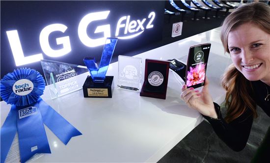 미국 라스베이거스에서 열리고 있는 'CES 2015'에서 'LG G플렉스2'가 리뷰드닷컴 에디터스 초이스 어워드를 수상했다. 모델이 수상한 트로피와 함께 G플렉스2를 들어보이고 있다.  
