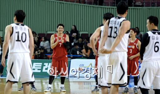 [포토]김혁, '존경하는 대선배들을 향해 박수'