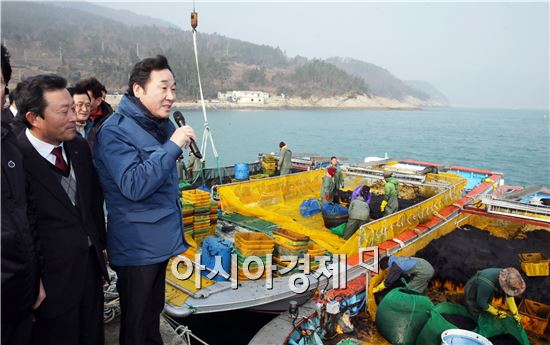 이낙연 전남지사가 11일 브랜드 시책인 ‘가고 싶은 섬, 가꾸기와 ’숲 속의 전남‘ 만들기 구상을 위해 완도군 소재 섬들을 방문해 소안수협 물김 위판장을 시찰하고 있다. 이날 소안항, 미라상록수림, 보길도 윤선도 유적지 등을 탐방했다. 사진제공=전남도