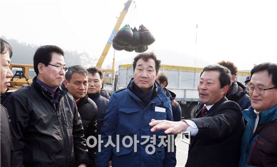 이낙연 전남지사가 11일 브랜드 시책인 ‘가고 싶은 섬, 가꾸기와 ’숲 속의 전남‘ 만들기 구상을 위해 완도군 소재 섬들을 방문해 소안수협 물김 위판장을 시찰하고 있다. 이날 소안항, 미라상록수림, 보길도 윤선도 유적지 등을 탐방했다. 사진제공=전남도