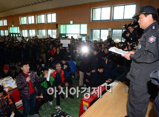 [포토]화재현장에 대해 브리핑하는 김석운 의정부 소방서장 