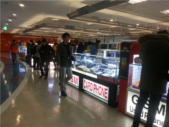 10일 용산구 아이파크몰 8층에 위치한 휴대폰 매장을 방문한 외국인들.