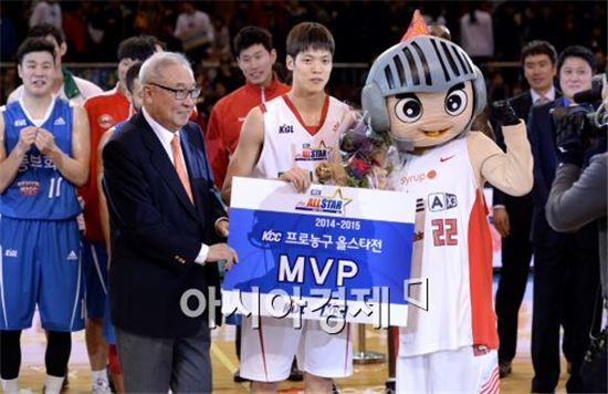 올스타전 최우수선수(MVP)에 선정된 서울 SK 김선형(가운데)[사진=김현민 기자]
