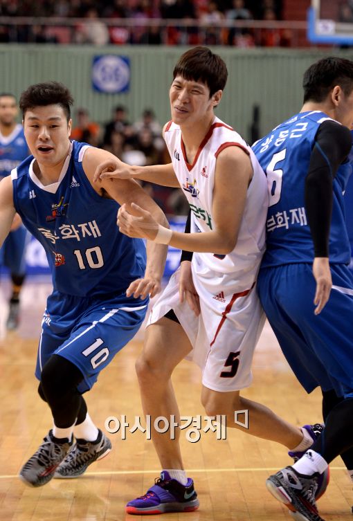 [포토]김선형, '(양)동근이형, 도대체 어딜 만지는거야~'