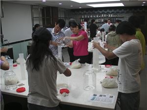 국순당은 '설 맞이 차례주 빚기 교실'에 참가한 참가자들이 차례주를 빚고 있다.