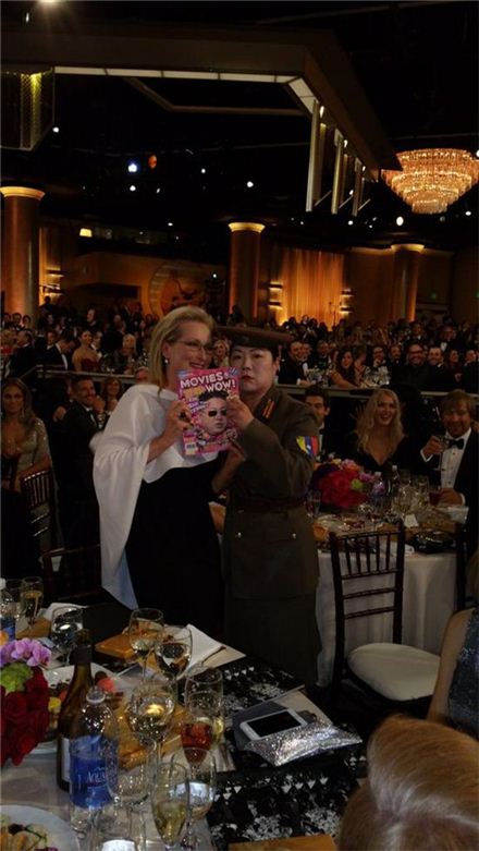 마거릿 조, 골든글로브서 北 김정은 분장…메릴 스트립과 함께 든 잡지는?