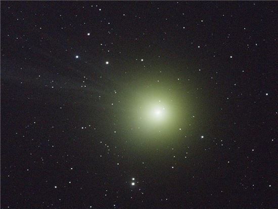 ▲푸르스름한 러브조이 혜성이 태양계를 지나고 있다.[사진제공= NASA/MSFC/B. Cooke] 