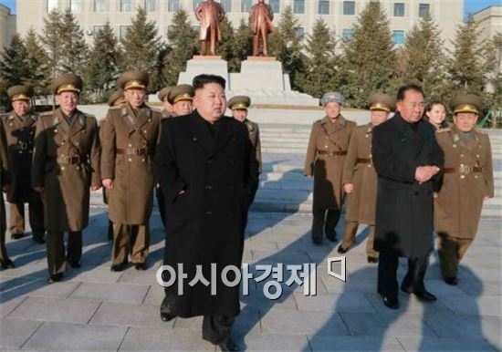 김정은의 항공 및 반항공 지휘부 시찰을 수행하는 리병철 부부장(오른쪽 검정색 코트)