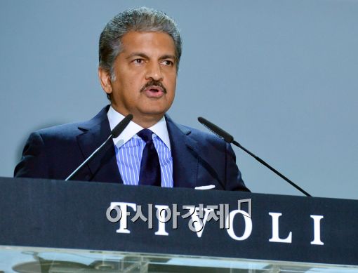 아난드 마힌드라 회장이 지난 2015년 티볼리 출시행사에서 발언하고 있다.