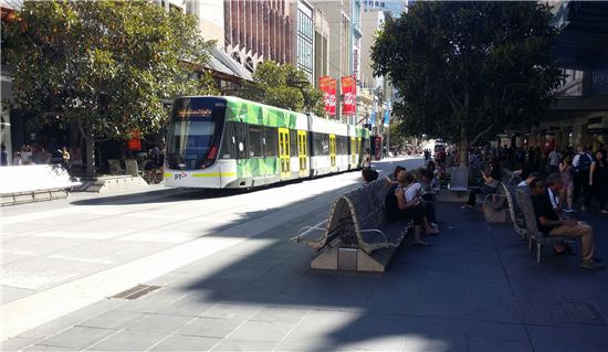 오랜 전통을 자랑하는 호주 멜버른 트램이 도심을 가로질러 가고 있다. 