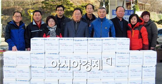 함평군 대동면(면장 장민섭)이 13일 대동면이장단(단장 조은기), 대동면농가주부회(회장 최양금)와 함께 관내 경로당 30곳에 정성으로 마련한 백김치를 전달했다. 사진제공=함평군