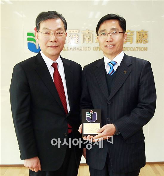 전남도교육청, 곽민섭 광주지법 해남지원장에게 감사패 수여