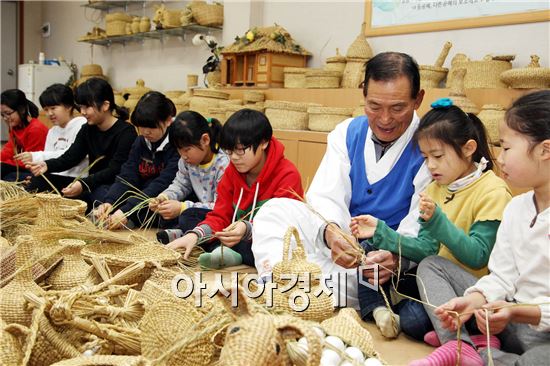 겨울 방학을 맞아 13일 광주 북구 건국동(동장 이영동) 짚풀공예체험학습장에서 초등학생들을 대상으로 열린 짚풀공예체험 프로그램에서 아이들이 지역 어르신들과 함께 짚풀을 이용해 새끼 꼬는 방법을 배우고 있다. 사진제공=광주시 북구