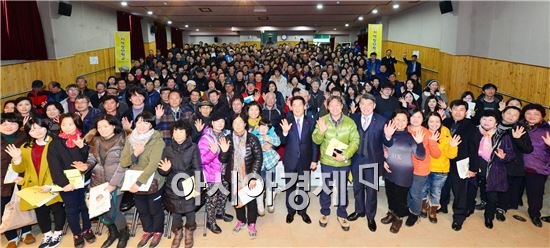 정읍시(시장 김생기)와 고창군(군수 박우정)은 13일 고창군 청소년수련관에서 2015 정읍·고창 마을만들기 지역창안대회 지역창안학교 입교식을 성황리에 개최했다.