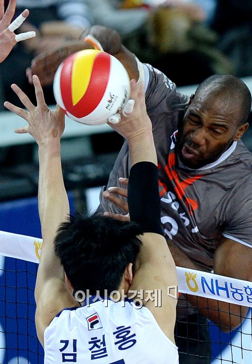 [포토]시몬의 스파이크 위력, '손가락 다칠라~'