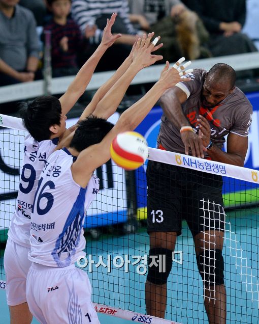 [포토]시몬, '공은 이미 지나갔어'