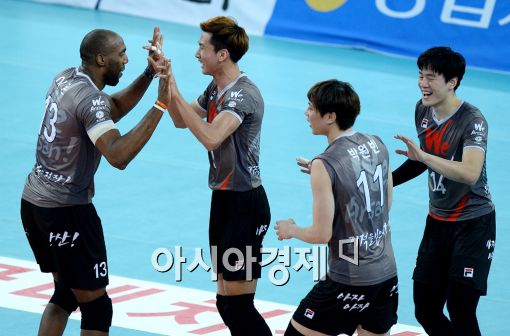 [포토]송명근, '초반 분위기 완전히 넘어왔어'