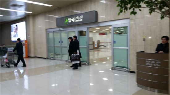 신동빈 롯데그룹 회장이 13일 김포국제공항에 귀국했다. 입국장 밖으로 나서는 신 부회장의 모습이다. 