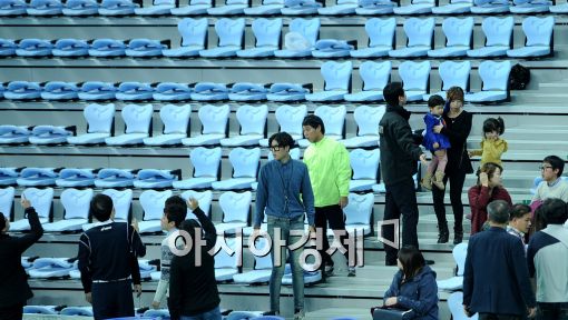 [포토]떨어진 조명 파편으로 대피하는 관중