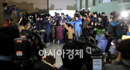 [포토]출국 전 인터뷰하는 강정호